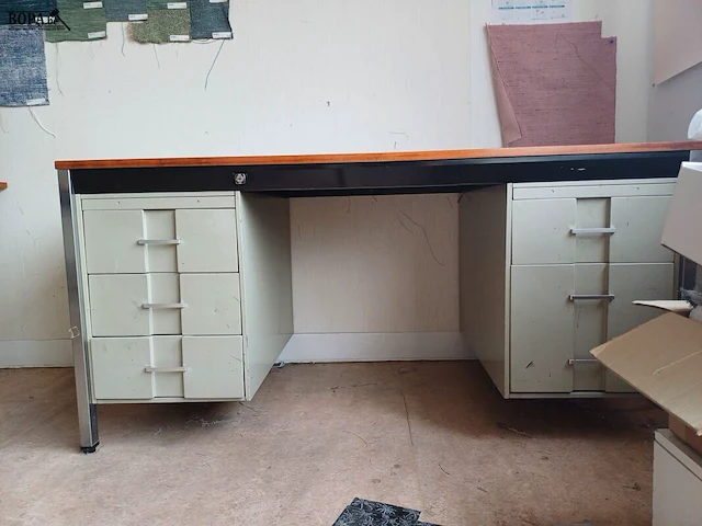 Lot 164 - bureau met lades - afbeelding 4 van  4