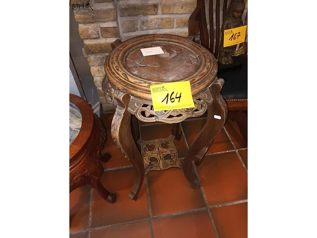 Lot 164 - houten plantentafel - afbeelding 1 van  4