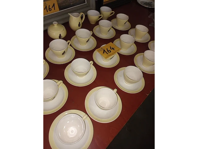 Lot 164 - koffieservies met zwarte kat. 34 stuks - afbeelding 1 van  5