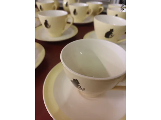Lot 164 - koffieservies met zwarte kat. 34 stuks - afbeelding 3 van  5