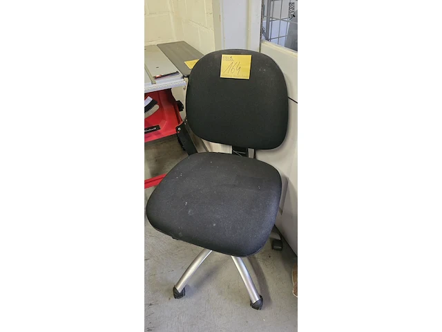 Lot 164 - nieuwe bureaustoel zwarte stof - afbeelding 1 van  3
