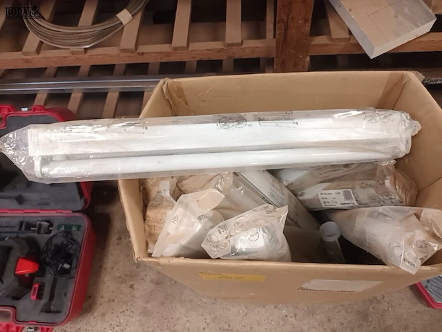 Lot 164 - tl armaturen met lamp. 12 stuks - afbeelding 2 van  4
