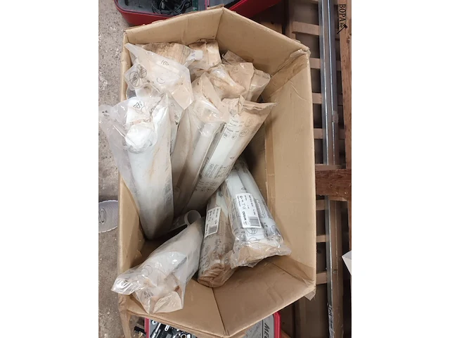 Lot 164 - tl armaturen met lamp. 12 stuks - afbeelding 4 van  4