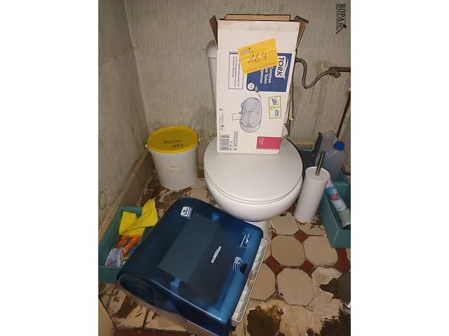 Lot 164 - toilet gerei - afbeelding 1 van  5
