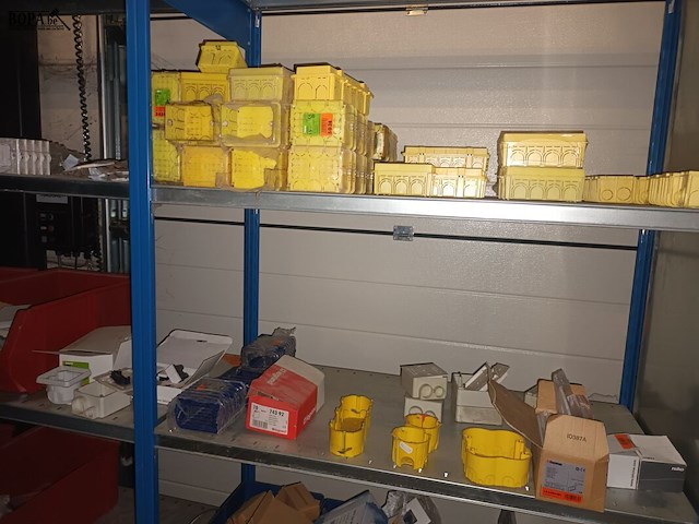 Lot 165 - blauw magazijnrek met inhoud - afbeelding 2 van  10