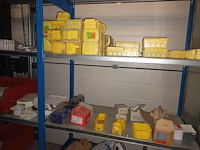 Lot 165 - blauw magazijnrek met inhoud - afbeelding 2 van  10