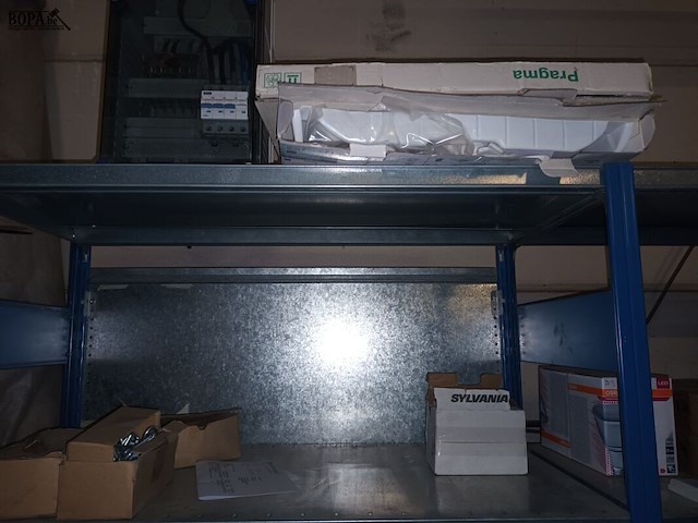 Lot 165 - blauw magazijnrek met inhoud - afbeelding 4 van  10