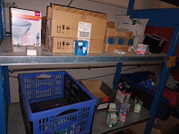 Lot 165 - blauw magazijnrek met inhoud - afbeelding 5 van  10