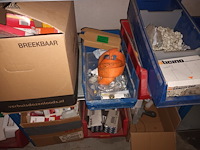 Lot 165 - blauw magazijnrek met inhoud - afbeelding 7 van  10