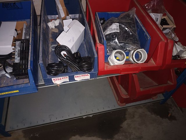 Lot 165 - blauw magazijnrek met inhoud - afbeelding 10 van  10