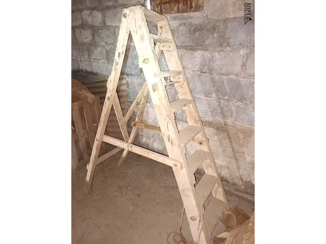 Lot 165 - houten trapladder - afbeelding 1 van  3