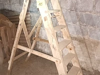 Lot 165 - houten trapladder - afbeelding 1 van  3
