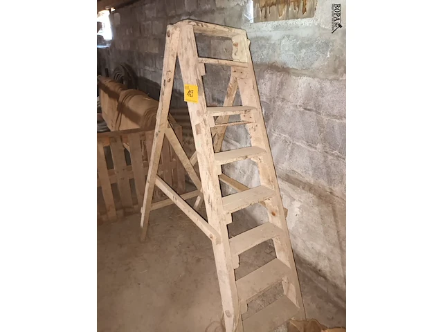 Lot 165 - houten trapladder - afbeelding 2 van  3