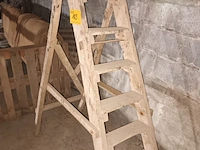 Lot 165 - houten trapladder - afbeelding 2 van  3
