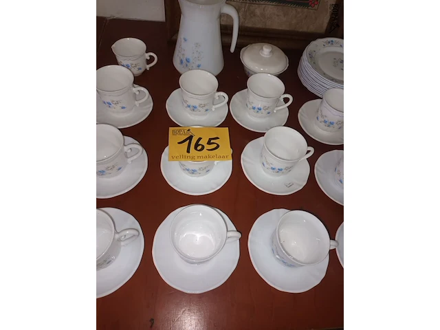 Lot 165 - koffieservies arcopal romantique. 39 stuks - afbeelding 1 van  5
