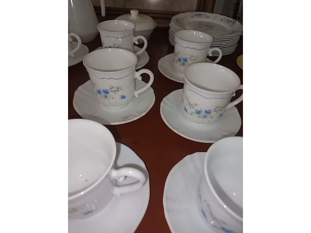 Lot 165 - koffieservies arcopal romantique. 39 stuks - afbeelding 3 van  5