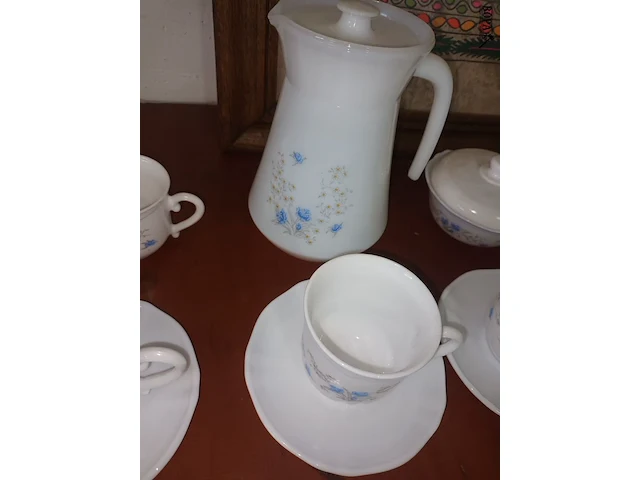 Lot 165 - koffieservies arcopal romantique. 39 stuks - afbeelding 4 van  5