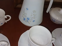 Lot 165 - koffieservies arcopal romantique. 39 stuks - afbeelding 4 van  5