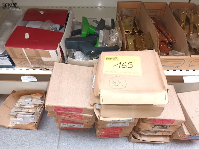 Lot 165 - scharnieren, paumelen en raamkrukken - afbeelding 1 van  4