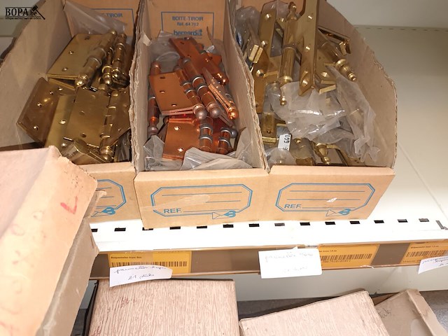 Lot 165 - scharnieren, paumelen en raamkrukken - afbeelding 3 van  4