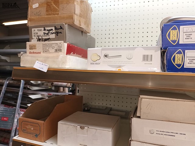 Lot 166 - deur- en kastbeslag. inhoud rek - afbeelding 5 van  13