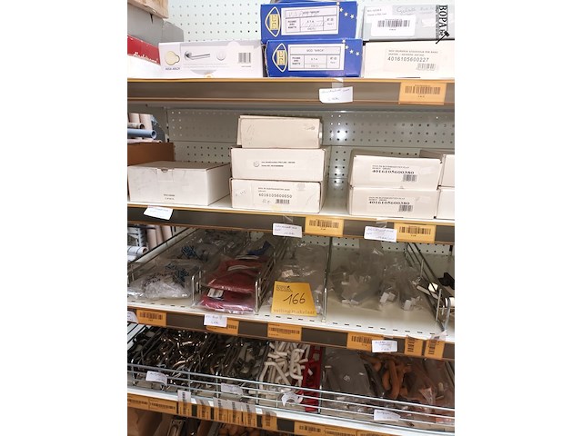 Lot 166 - deur- en kastbeslag. inhoud rek - afbeelding 1 van  13