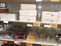 Lot 166 - deur- en kastbeslag. inhoud rek - afbeelding 1 van  13