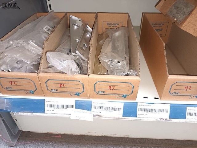 Lot 166 - deur- en kastbeslag. inhoud rek - afbeelding 6 van  13