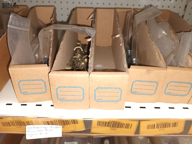 Lot 166 - deur- en kastbeslag. inhoud rek - afbeelding 8 van  13