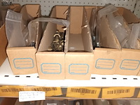 Lot 166 - deur- en kastbeslag. inhoud rek - afbeelding 8 van  13