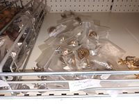 Lot 166 - deur- en kastbeslag. inhoud rek - afbeelding 10 van  13