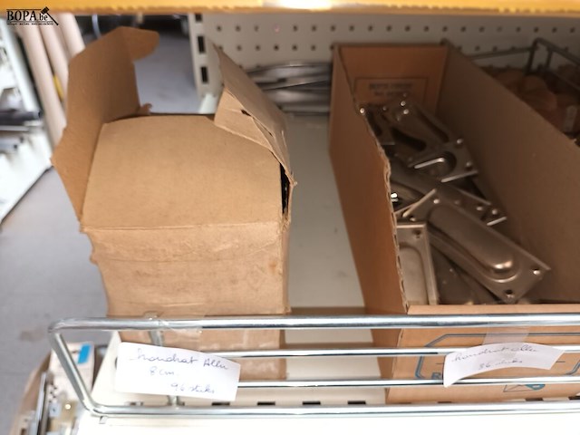 Lot 166 - deur- en kastbeslag. inhoud rek - afbeelding 11 van  13