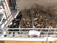 Lot 166 - deur- en kastbeslag. inhoud rek - afbeelding 12 van  13