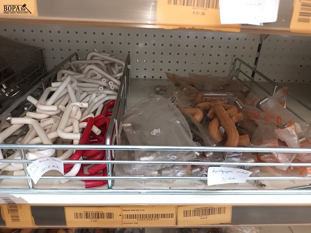 Lot 166 - deur- en kastbeslag. inhoud rek - afbeelding 13 van  13