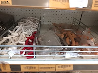 Lot 166 - deur- en kastbeslag. inhoud rek - afbeelding 13 van  13