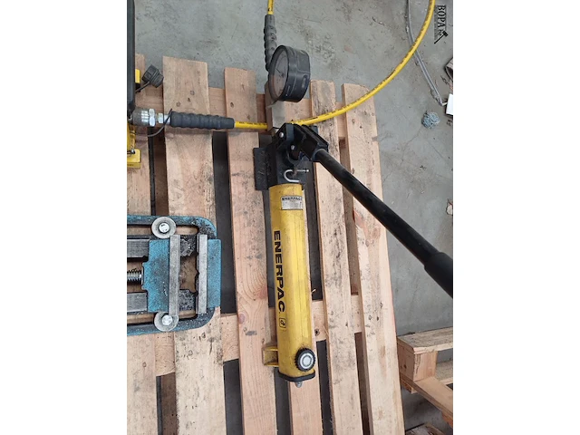Lot 166 - enerpac lichtgewicht hydraulische handpomp (h) - afbeelding 3 van  7