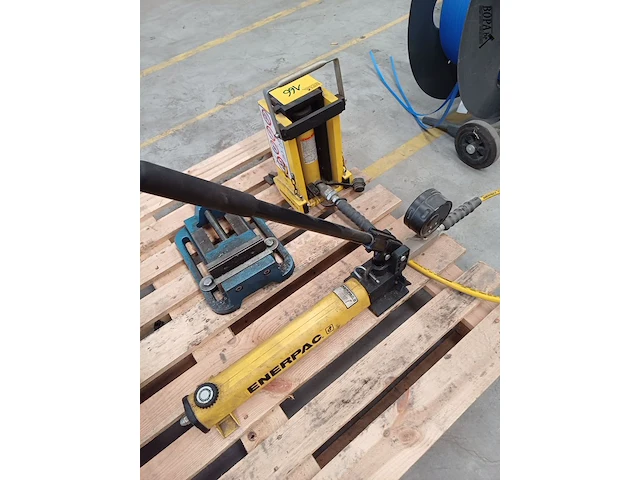 Lot 166 - enerpac lichtgewicht hydraulische handpomp (h) - afbeelding 5 van  7