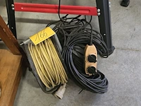 Lot 166 - verlengkabel op haspel en losse verlengkabel ong 25m - afbeelding 1 van  2