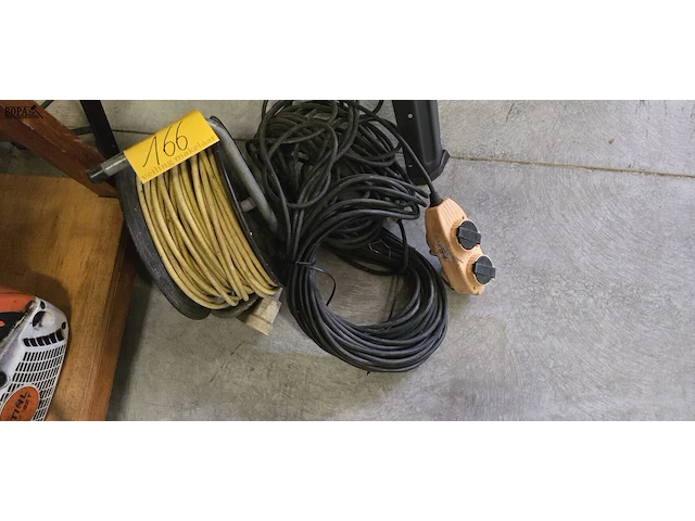 Lot 166 - verlengkabel op haspel en losse verlengkabel ong 25m - afbeelding 2 van  2