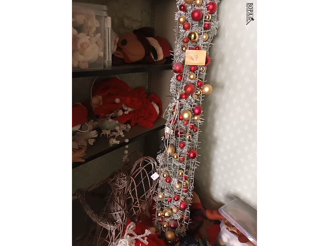 Lot 167 - kerstdecoratie. inhoud berging - afbeelding 1 van  5