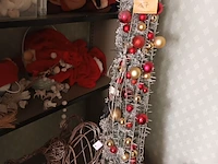 Lot 167 - kerstdecoratie. inhoud berging - afbeelding 1 van  5