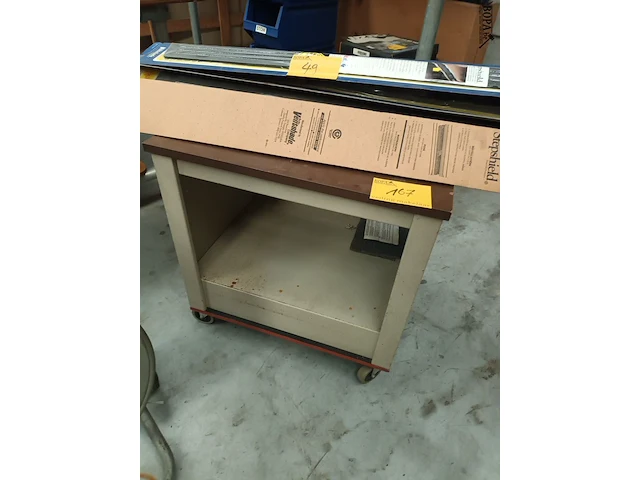 Lot 167 - metalen tafel op wielen - afbeelding 1 van  3