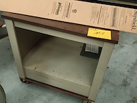 Lot 167 - metalen tafel op wielen - afbeelding 1 van  3