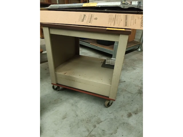 Lot 167 - metalen tafel op wielen - afbeelding 2 van  3