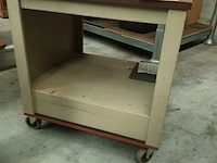Lot 167 - metalen tafel op wielen - afbeelding 2 van  3
