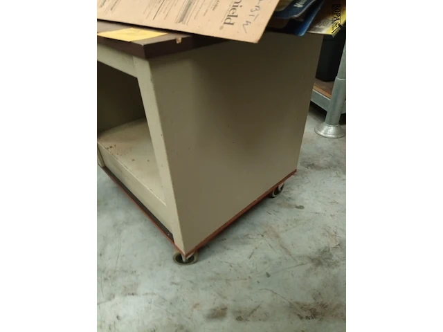 Lot 167 - metalen tafel op wielen - afbeelding 3 van  3