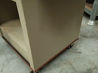 Lot 167 - metalen tafel op wielen - afbeelding 3 van  3