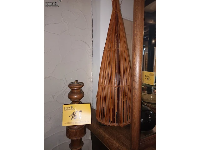 Lot 168 - houten lampenvoet en lamp - afbeelding 1 van  3