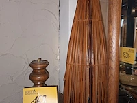 Lot 168 - houten lampenvoet en lamp - afbeelding 1 van  3