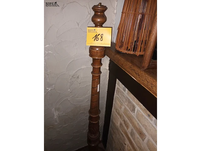 Lot 168 - houten lampenvoet en lamp - afbeelding 2 van  3
